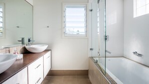 Bañera, secador de pelo y toallas
