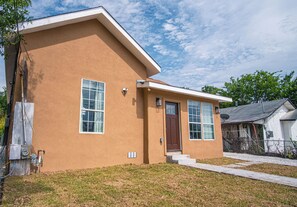 Front of property - Charming 3br/2ba Gem Close to Downtown/ Riverwalk (San Antonio)