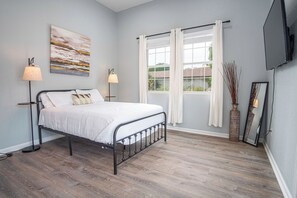 3 bedrooms, iron/ironing board, bed sheets - Charming 3br/2ba Gem Close to Downtown/ Riverwalk (San Antonio)