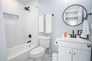 House (3 Bedrooms) | Bathroom - Charming 3br/2ba Gem Close to Downtown/ Riverwalk (San Antonio)
