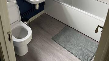 Rumah, Beberapa Tempat Tidur | Kamar mandi | Kombinasi shower/bathtub, bathtub besar, pengering rambut, dan handuk