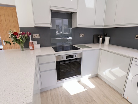 Cottage | Private kitchen | Fridge, dishwasher, electric kettle, toaster