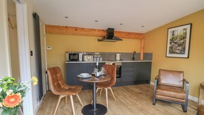 Een knus woongedeelte met een eethoek, een kitchenette en een zithoek.
