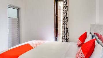 Meja kerja, ruang kerja ramah laptop, Wi-Fi gratis, dan seprai linen