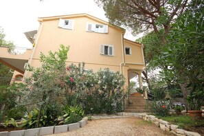Exterior - Apartments Ornelia - 70 m From Beach (Novalja)