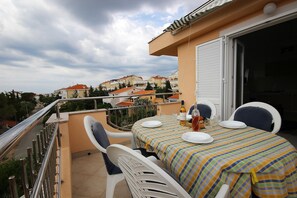 2 bedrooms - Apartments Ornelia - 70 m From Beach (Novalja)