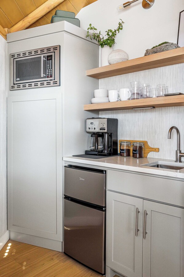 冰箱、微波炉、茶具/咖啡用具、厨具/餐具