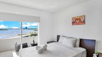 Een strijkplank/strijkijzer, reisbedje, wifi, beddengoed