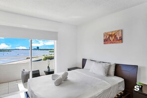 مكواة/لوح كي وسرير سفر وواي فاي وملاءات أسرّة