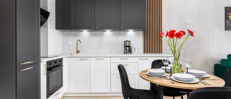 Fridge, oven, stovetop, dishwasher