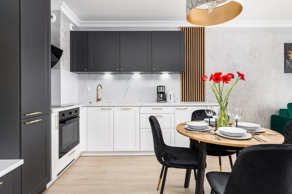 Kühlschrank, Ofen, Herdplatte, Geschirrspüler