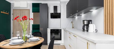 Kühlschrank, Ofen, Herdplatte, Geschirrspüler