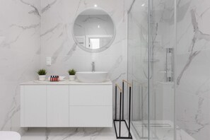 Shower, shampoo