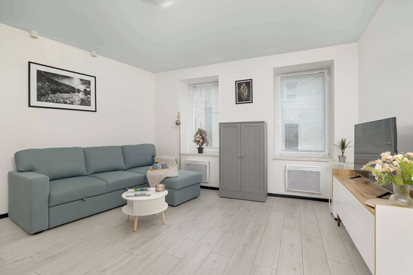 TV, offices - A bright studio | The perfect space for remote working (Chorzów)