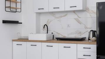 Geladeira, cooktop, talheres/pratos/utensílios de cozinha