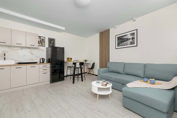A modern apartment with a kitchen, dining area, and living room. - A bright studio | The perfect space for remote working (Chorzów)
