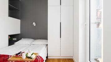 Desk, iron/ironing board, WiFi, bed sheets