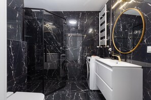 Shower, shampoo