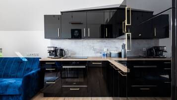 Fridge, oven, stovetop, dishwasher