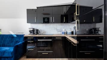 Fridge, oven, stovetop, dishwasher