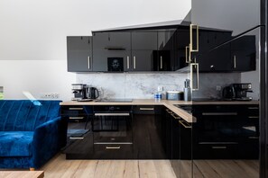 Fridge, oven, stovetop, dishwasher