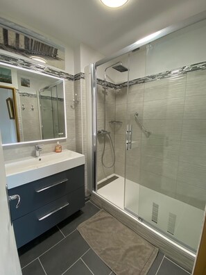 Shower, towels - Le Panorama air-conditioning-wifi-parking-sea view (La Ciotat)