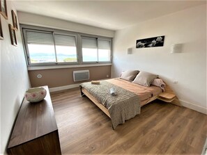 2 bedrooms, iron/ironing board, WiFi, bed sheets - Le Panorama air-conditioning-wifi-parking-sea view (La Ciotat)
