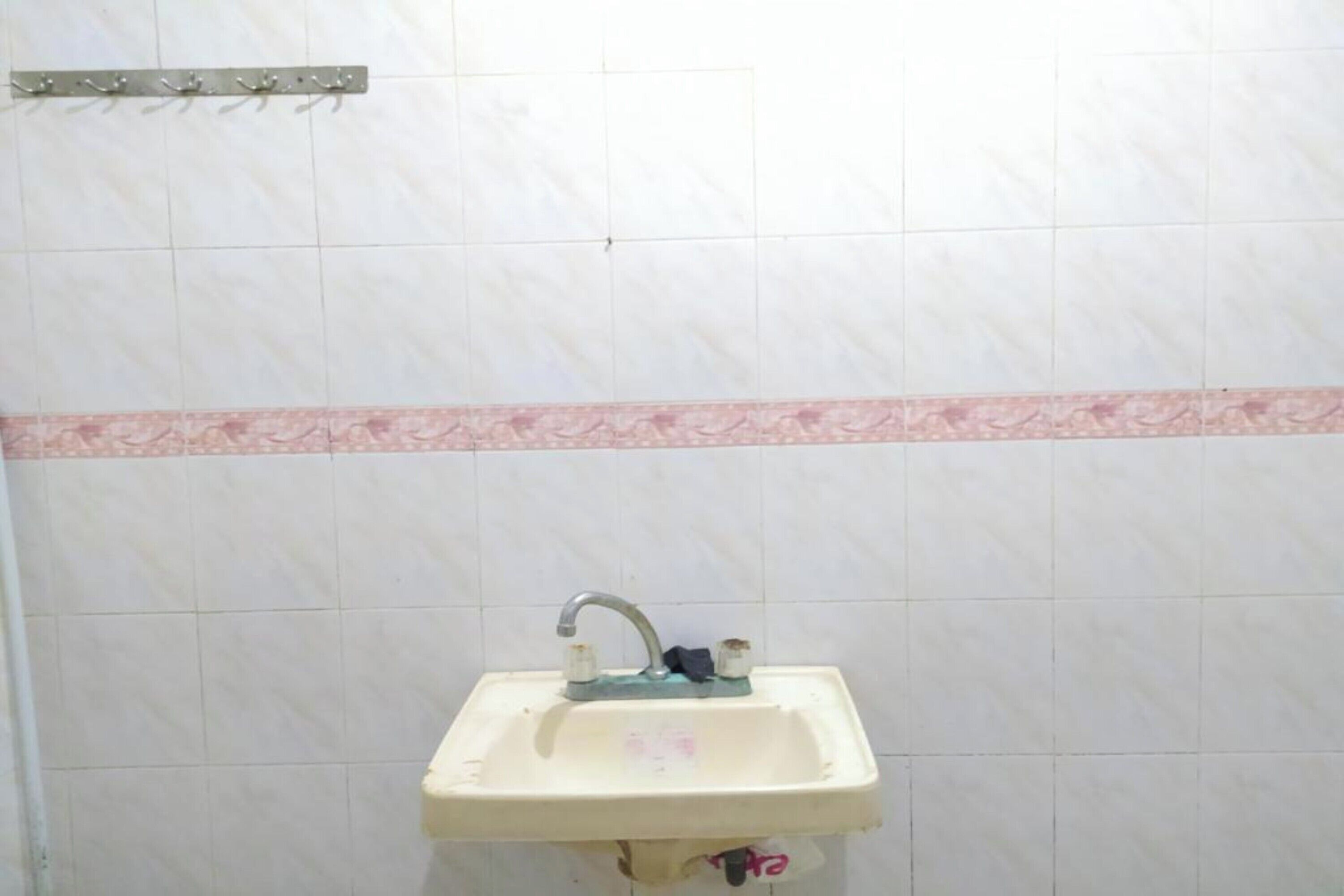 Kamar Double Standar | Kamar mandi | Shower dan handuk