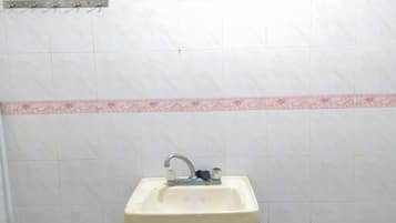 Kamar Double Standar | Kamar mandi | Shower dan handuk