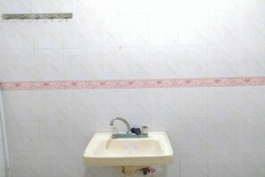 Kamar Double Standar | Kamar mandi | Shower dan handuk