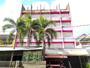 Vista frontal de la propiedad