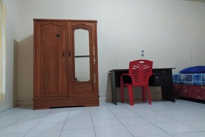 Desk, laptop workspace, free WiFi, bed sheets - Hotel O Batu Putih Homestay (Makassar)