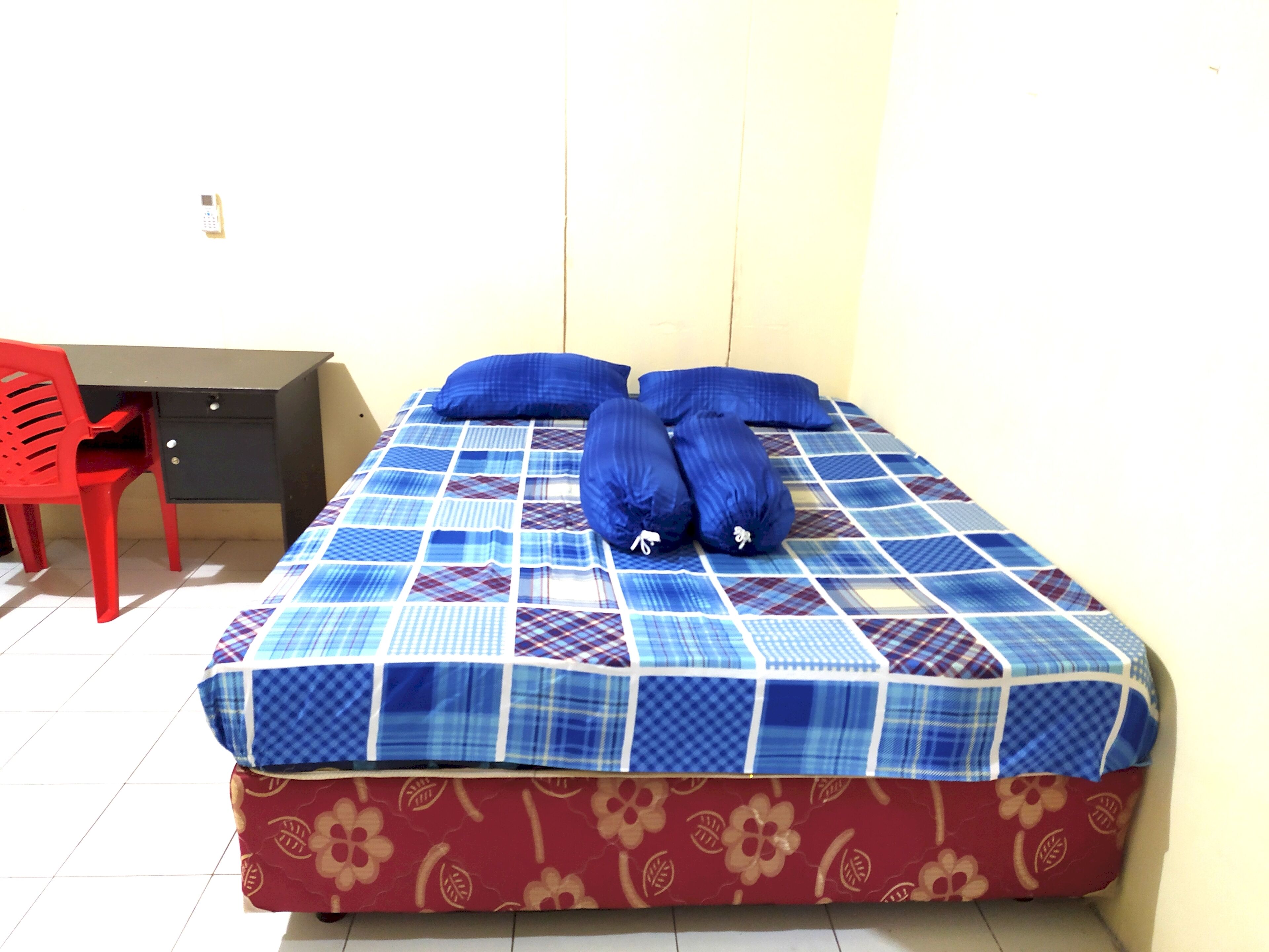 Kamar Double Standar | Meja kerja, ruang kerja ramah laptop, Wi-Fi gratis, dan seprai linen