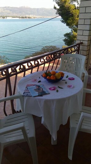 Unclassified image, 4 of 18, button - Vini - Direct by the sea and Free Parking - A3 4 1 (Trogir)