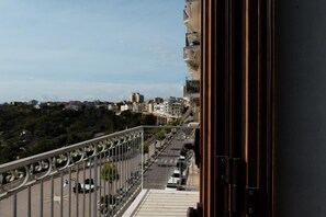 A balcony with a view of a cityscape, including buildings and a road. - Marechiare Intera in Ortona (Ortona)
