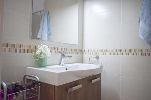 A bathroom with a white sink, a mirror, and a towel rack. - Marechiare Intera in Ortona (Ortona)