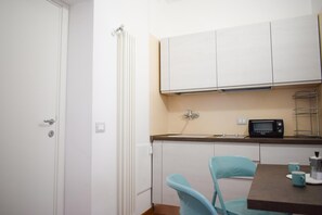 A small kitchenette with a microwave, a sink, and a window. - Marechiare Intera in Ortona (Ortona)