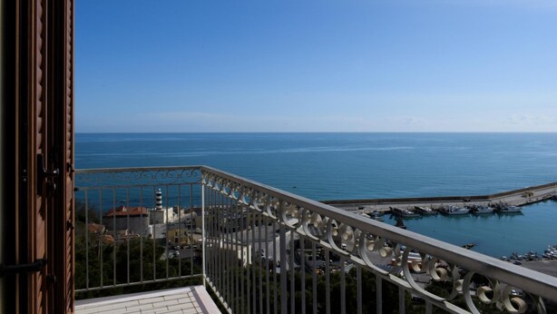 A balcony with a view of the sea and a marina. - Marechiare Intera in Ortona (Ortona)