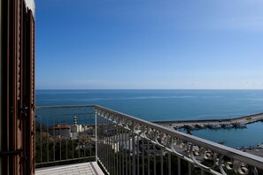 A balcony with a view of the sea and a marina. - Marechiare Intera in Ortona (Ortona)