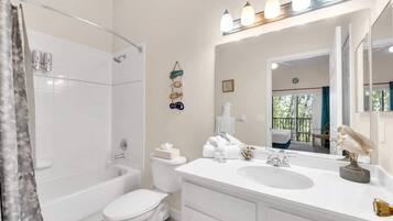 Bañera, secador de pelo, toallas, shampoo