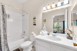 Baignoire, sèche-cheveux, serviettes fournies, shampoing