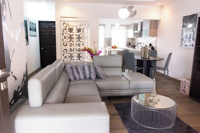 Luxe Oasis w/ Pool/2br/parking & Sports Courts