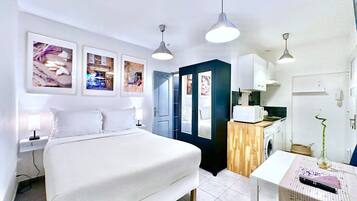 Een strijkplank/strijkijzer, wifi, beddengoed