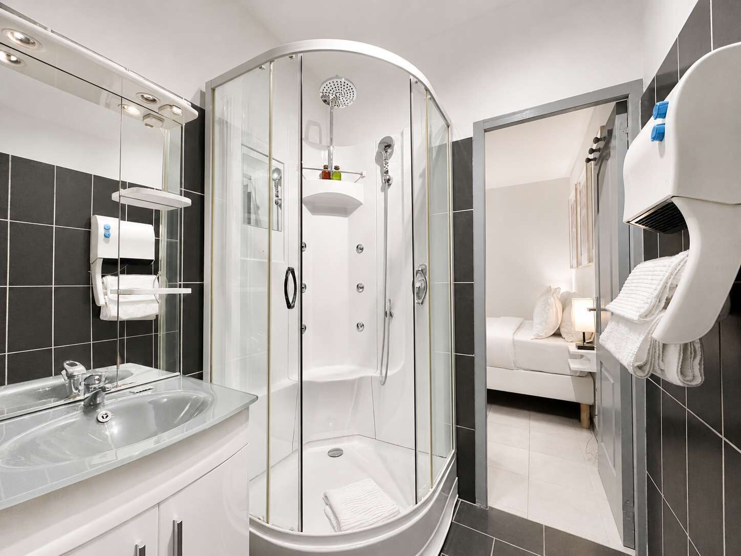 Een douche, milieuvriendelijke toiletartikelen, een haardroger