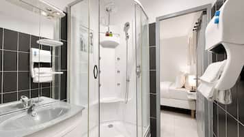 Een douche, milieuvriendelijke toiletartikelen, een haardroger
