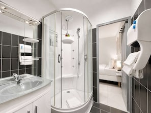 Een douche, milieuvriendelijke toiletartikelen, een haardroger