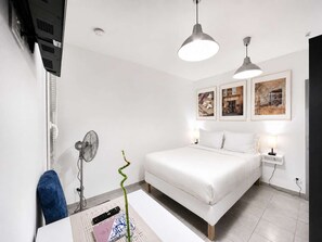 Een strijkplank/strijkijzer, wifi, beddengoed