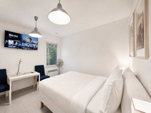 Een strijkplank/strijkijzer, wifi, beddengoed