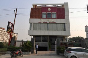 Front of property - Hotel The Pearl (Pindra)