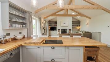 Refrigerador, lavavajillas, tetera eléctrica y tostadora